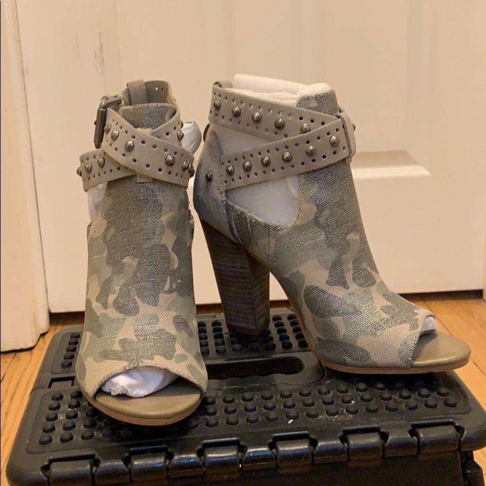 Camaflouge peep toe shoes - GUESS
